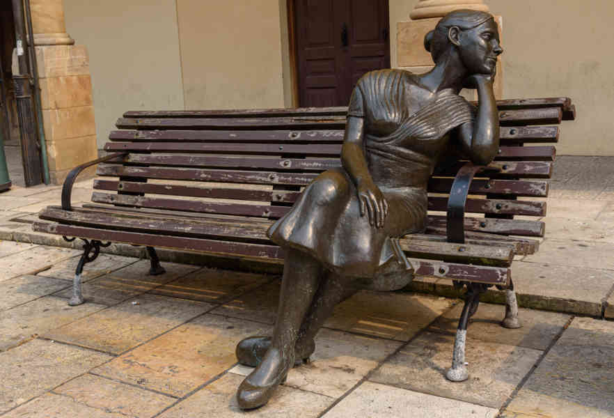 Oviedo 048 - escultura La Bella Lola.jpg